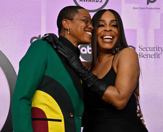 Entertainment Bilder des Tages (L-R) Jessica Betts and Niecy Nash arrive for the 50th annual American Music Awards at the Microsoft Theater in Los Angeles on Sunday, November 20, 2022.  LAP20221120141 JIMxRUYMEN
