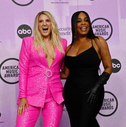 (L-R) Meghan Trainor and Niecy Nash arrive for the 50th annual American Music Awards at the Microsoft Theater in Los Angeles on Sunday, November 20, 2022.  LAP20221120156 JIMxRUYMEN