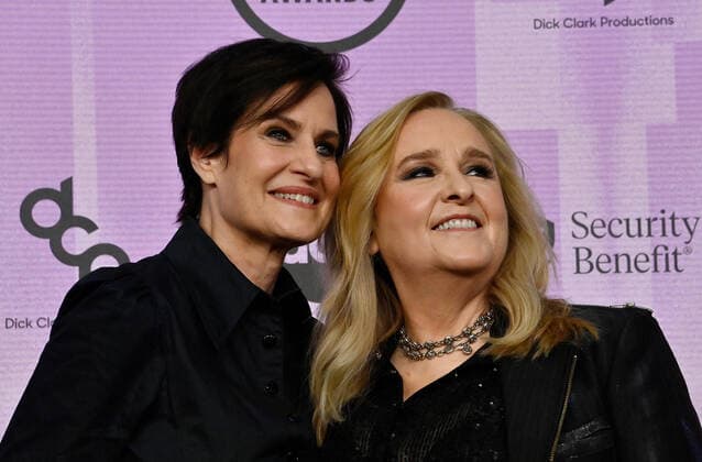 (L-R) Linda Wallem and Melissa Etheridge arrive for the 50th annual American Music Awards at the Microsoft Theater in Los Angeles on Sunday, November 20, 2022.  LAP20221120191 JIMxRUYMEN