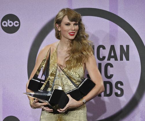 Singer Taylor Swift appears backstage with her awards for Favorite Pop Album, Favorite Female Pop Artist, Favorite Music Video, Favorite Country Album, Favorite Female Country Artist, and Artist of the Year at the 50th annual American Music Awards at the Microsoft Theater in Los Angeles on Sunday, November 20, 2022.  LAP20221120803 JIMxRUYMEN