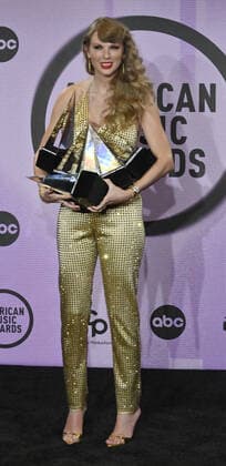 Singer Taylor Swift appears backstage with her awards for Favorite Pop Album, Favorite Female Pop Artist, Favorite Music Video, Favorite Country Album, Favorite Female Country Artist, and Artist of the Year at the 50th annual American Music Awards at the Microsoft Theater in Los Angeles on Sunday, November 20, 2022.  LAP20221120806 JIMxRUYMEN