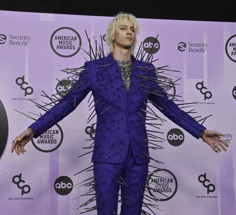 Machine Gun Kelly arrives for the 50th annual American Music Awards at the Microsoft Theater in Los Angeles on Sunday, November 20, 2022.  LAP20221120715 JIMxRUYMEN
