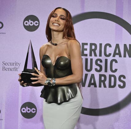 Anitta, winner of the Favorite Female Latin Artist award appears backstage at the 50th annual American Music Awards at the Microsoft Theater in Los Angeles on Sunday, November 20, 2022.  LAP20221120815 JIMxRUYMEN