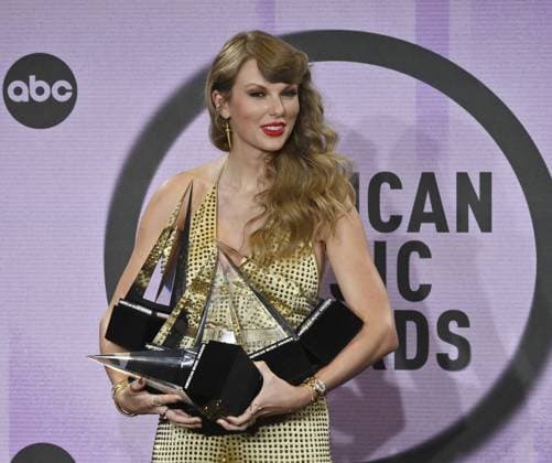 Singer Taylor Swift appears backstage with her awards for Favorite Pop Album, Favorite Female Pop Artist, Favorite Music Video, Favorite Country Album, Favorite Female Country Artist, and Artist of the Year at the 50th annual American Music Awards at the Microsoft Theater in Los Angeles on Sunday, November 20, 2022.  LAP20221120803 JIMxRUYMEN