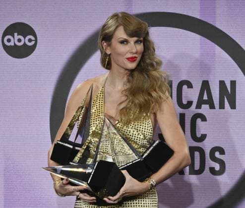 Singer Taylor Swift appears backstage with her awards for Favorite Pop Album, Favorite Female Pop Artist, Favorite Music Video, Favorite Country Album, Favorite Female Country Artist, and Artist of the Year at the 50th annual American Music Awards at the Microsoft Theater in Los Angeles on Sunday, November 20, 2022.  LAP20221120804 JIMxRUYMEN