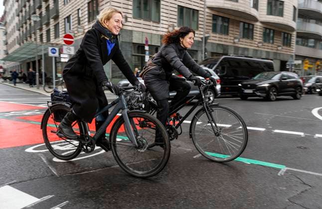 Bettina Jarasch Berlin, 21.11.2022 - Verkehrssenatorin Bettina Jarasch (r.) faehrt Fahrrad mit Bezirksstadtraetin Almut Neumann zur Eroeffnung der neuen Fahrradstraße in der Berliner Charlottenstrasse. Berlin Berlin Deutschland *** Bettina Jarasch Berlin, 21 11 2022 transport senator Bettina Jarasch rides bicycle with district city councilor Almut Neumann for the opening of the new bicycle street in Berlin Charlottenstrasse Berlin Berlin Germany