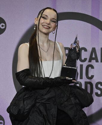 Dove Cameron, winner of the New Artist of the Year award appears backstage during the 50th annual American Music Awards at the Microsoft Theater in Los Angeles on Sunday, November 20, 2022.  LAP20221120832 JIMxRUYMEN
