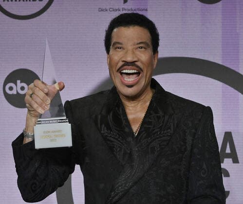 Lionel Richie appears backstage with his Icon Award during the 50th annual American Music Awards at the Microsoft Theater in Los Angeles on Sunday, November 20, 2022.  LAP20221120833 JIMxRUYMEN
