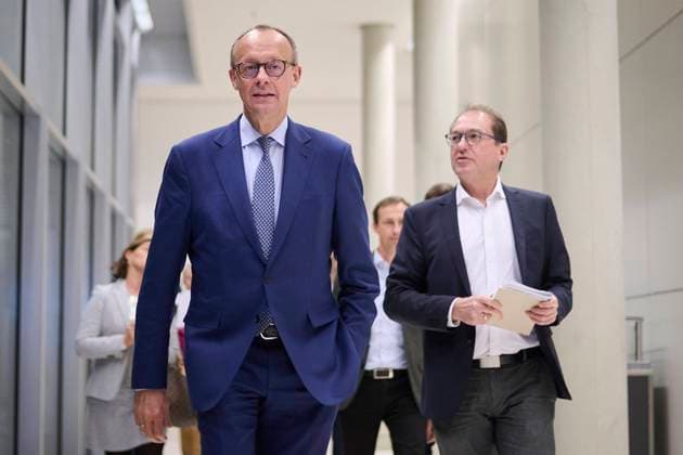 News Bilder des Tages Berlin, Friedrich Merz und Alexander Dobrindt geben Pressekonferenz im Bundestag Friedrich Merz (Vorsitzender der CDU CSU-Bundestagsfraktion) und Alexander Dobrindt (Vorsitzender der CSU-Landesgruppe im Deutschen Bundestag) vor der Pressekonferenz vor der CDU CSU Fraktionssitzung im Deutschen Bundestag am 21.11.2022 in Berlin. Berlin Bundestag Berlin Deutschland *** Berlin, Friedrich Merz and Alexander Dobrindt give press conference in the Bundestag Friedrich Merz chairman of the CDU CSU parliamentary group and Alexander Dobrindt chairman of the CSU state group in the German Bundestag before the press conference before the CDU CSU parliamentary group meeting in the German Bundestag on 21 11 2022 in Berlin Berlin Bundestag Berlin Germany