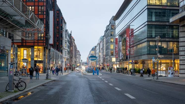 Die ehemaliege Flaniermeile Friedrichstraße. Rückbau der Sperrungen der Friedrichstraße von der Französischen Strasse bis zur Leipziger Strasse in Berlin Mitte. 21.11.2022, Berlin, GER - Die Friedrichstraße in Berlin Mitte., Berlin Berlin Deutschland Friedrichstraße *** The former promenade Friedrichstraße Restoration of the closures of Friedrichstraße from Französische Strasse to Leipziger Strasse in Berlin Mitte 21 11 2022, Berlin, GER The Friedrichstraße in Berlin Mitte , Berlin Berlin Germany Friedrichstraße