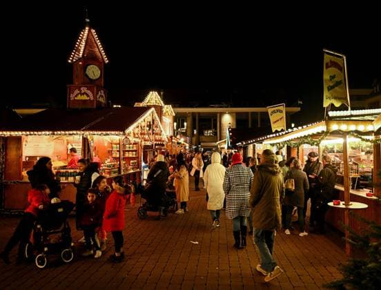 21.11.2022, xpsx, Lokal Hanau Weihnachtsmarkt eröffnung, v.l. impressionen weihnachtsmarkt wintermarkt weihnachten lebkuchen glüchwein essen trinken menschen lichter beleuchtung weihnachtsbaum, Hanau Hessen Deutschland (DEU) Marktplatz *** 21 11 2022, xpsx, local hanau christmas market opening, v l impressions weihnachtsmarkt wintermarkt weihnachten lebkuchen glüchwein eat drink people lights illumination christmas tree, Hanau Hessen Germany DEU marketplace