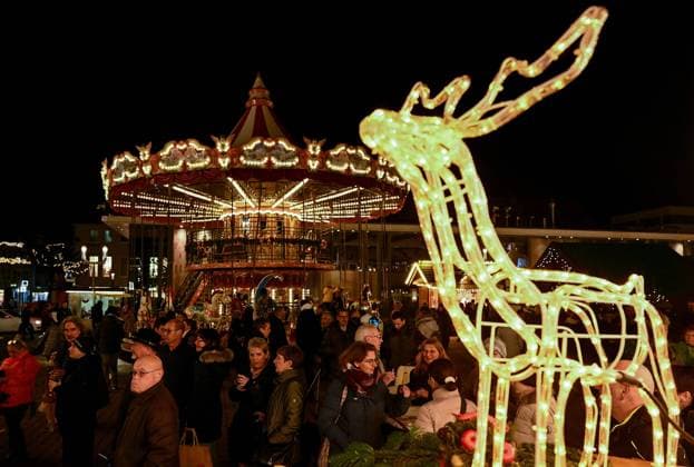 21.11.2022, xpsx, Lokal Hanau Weihnachtsmarkt eröffnung, v.l. impressionen weihnachtsmarkt wintermarkt weihnachten lebkuchen glüchwein essen trinken menschen lichter beleuchtung weihnachtsbaum, Hanau Hessen Deutschland (DEU) Marktplatz *** 21 11 2022, xpsx, local hanau christmas market opening, v l impressions weihnachtsmarkt wintermarkt weihnachten lebkuchen glüchwein eat drink people lights illumination christmas tree, Hanau Hessen Germany DEU marketplace