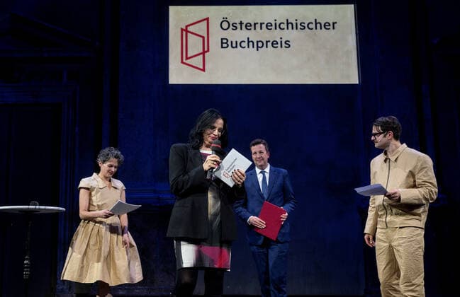 20221121 Verleihung Oesterreichischer Buchpreis 2022 WIEN, OESTERREICH - 21. NOVEMBER: Moderatorin Schauspielerin Dorothee Hartinger, Staatssekretaerin fuer Kunst und Kultur Andrea Mayer, Praesident des Hauptverbamds des oesterreichschen Biuchhandels Benedikt Foeger und Moderator Schauspieler Philipp Hauss bei der Bekanntgabe der Gewinnerin des Oesterreichoschen Buchpreises bei Verleihung des Oesterreichischen Buchpreises 2022 im Casino am Schwarzenbergplatz am 21. November, 2022 in Wien, Oesterreich. 221121_SEPA_32_038 Copyright: xMartinxJuenx SEPAxMedia