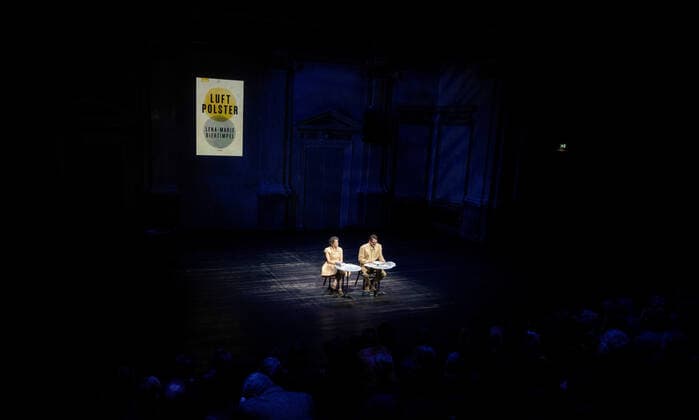 20221121 Verleihung Oesterreichischer Buchpreis 2022 WIEN, OESTERREICH - 21. NOVEMBER: Schauspielerin Dorothee Hartinger und Schauspieler Philipp Hauss lesen aus den nominoerten Buechern bei der Verleihung des Oesterreichischen Buchpreises 2022 im Casino am Schwarzenbergplatz am 21. November, 2022 in Wien, Oesterreich. 221121_SEPA_32_046 Copyright: xMartinxJuenx SEPAxMedia