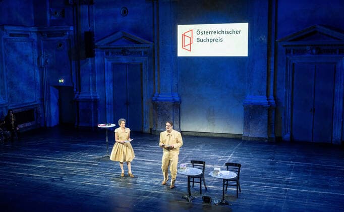 20221121 Verleihung Oesterreichischer Buchpreis 2022 WIEN, OESTERREICH - 21. NOVEMBER: Moderatrin Schauspielerin Dorothee Hartinger und Moderator Schauspieler Philipp Hauss, beide in Kleidung die aus Papier hergestellt wurde) bei Verleihung des Oesterreichischen Buchpreises 2022 im Casino am Schwarzenbergplatz am 21. November, 2022 in Wien, Oesterreich. 221121_SEPA_32_048 Copyright: xMartinxJuenx SEPAxMedia