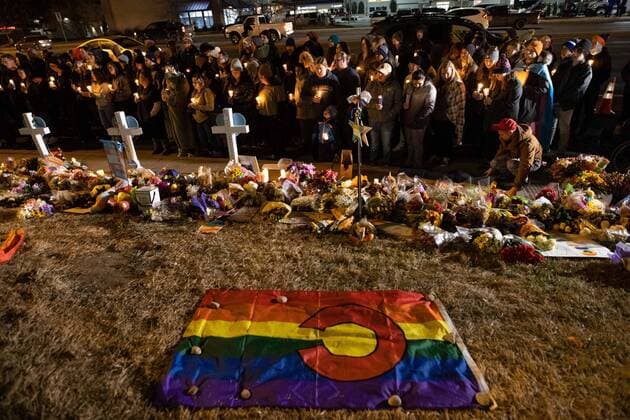 Bilder des Jahres, News 11 November News Themen der Woche KW47 News Bilder des Tages USA, Trauer und Anteilnahme nach Schießerei in Club in Colorado Springs November 21, 2022, Colorado Springs, Colorado, USA: Mourners attend a candle light vigil at a memorial outside of Club Q where a gunman opened fire shortly before midnight on Saturday killing five and injuring multiple others. Colorado Springs USA - ZUMAd306 20221121_zaf_d306_035 Copyright: xIsaiahxDowningx