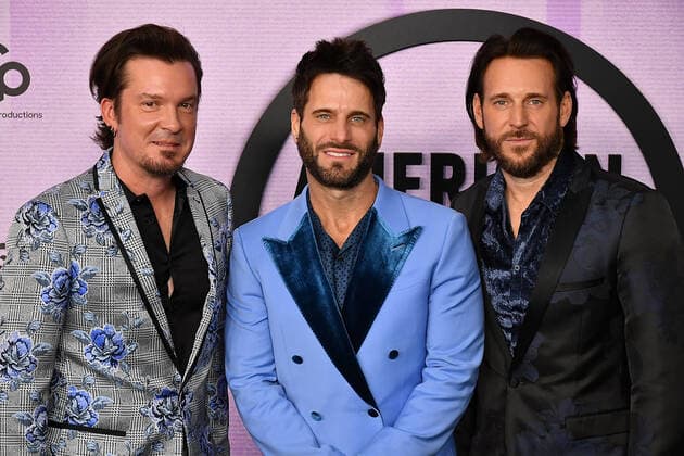 November 20, 2022, Los Angeles, CA, USA: Josh McSwain, Matt Thomas and Scott Thomas of Parmalee attend the 2022 American Music Awards at Microsoft Theater on November 20, 2022 in Los Angeles, California. Los Angeles USA - ZUMAs181 20221120_zea_s181_508 Copyright: xImagespacex
