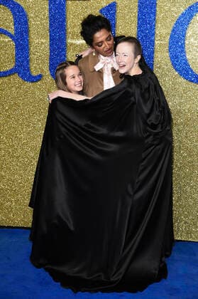 Bilder des Jahres 2022, Entertainment 11 November Entertainment Themen der Woche KW47 Entertainment Bilder des Tages Alisha Weir, Sindhu Vee und Andrea Riseborough bei der Premiere des Kinofilms Roald Dahl s Matilda the Musical Matilda - Das Musical im Curzon Mayfair Cinema. London, 21.11.2022 *** Alisha Weir, Sindhu Vee and Andrea Riseborough at the premiere of Roald Dahl s Matilda the Musical at Curzon Mayfair Cinema London, 21 11 2022. Foto:xS.xVasx xFuturexImage
