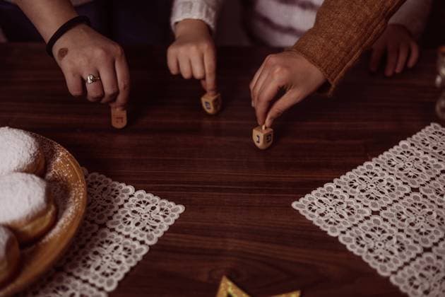 family celebration of the Jewish holiday Hanukkah at home Frankfurt, Hessen, Germany CR_ZQTX221121A2-1072684-01 ,model released, Symbolfoto