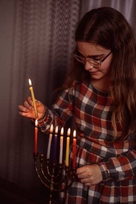 family celebration of the Jewish holiday Hanukkah at home Frankfurt, Hessen, Germany CR_ZQTX221121A2-1072698-01 ,model released, Symbolfoto