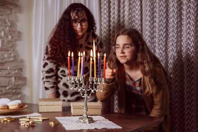 family celebration of the Jewish holiday Hanukkah at home Frankfurt, Hessen, Germany CR_ZQTX221121A2-1072726-01 ,model released, Symbolfoto