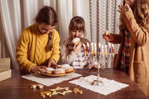 family celebration of the Jewish holiday Hanukkah at home Frankfurt, Hessen, Germany CR_ZQTX221121A2-1072739-01 ,model released, Symbolfoto