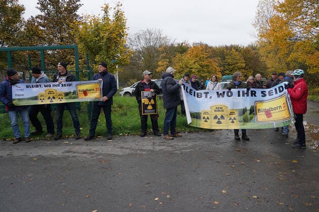 Protest der BI Büttelborn 21 gegen die Einlagerung von freigemessenen Abfällen aus Biblis - Büttelborn 22.11.2022: Protest an der Deponie gegen die Zuweisung von freigemessenen Abfällen aus dem AKW Biblis *** Protest of BI Büttelborn 21 against the storage of free-measured waste from Biblis Büttelborn 22 11 2022 Protest at the landfill against the allocation of free-measured waste from the nuclear power plant Biblis