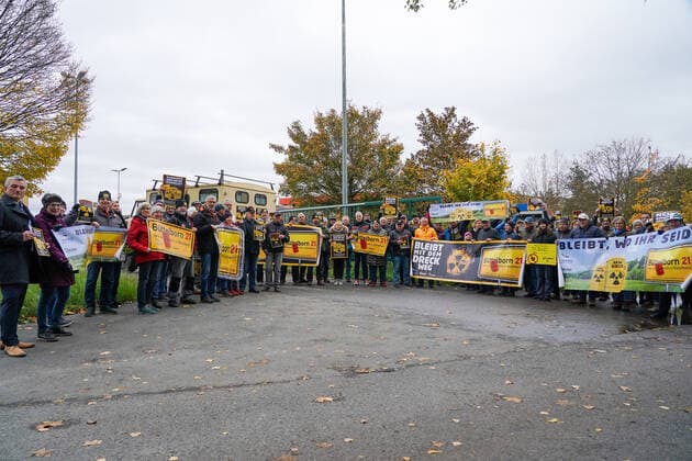 Büttelborner Bürger und die BI Büttelborn 21 protestieren gegen die Zuweisung von Atommüll - Büttelborn 22.11.2022: Protest an der Deponie gegen die Zuweisung von freigemessenen Abfällen aus dem AKW Biblis *** Büttelborn citizens and the BI Büttelborn 21 protest against the allocation of nuclear waste Büttelborn 22 11 2022 Protest at the landfill against the allocation of released waste from the nuclear power plant Biblis