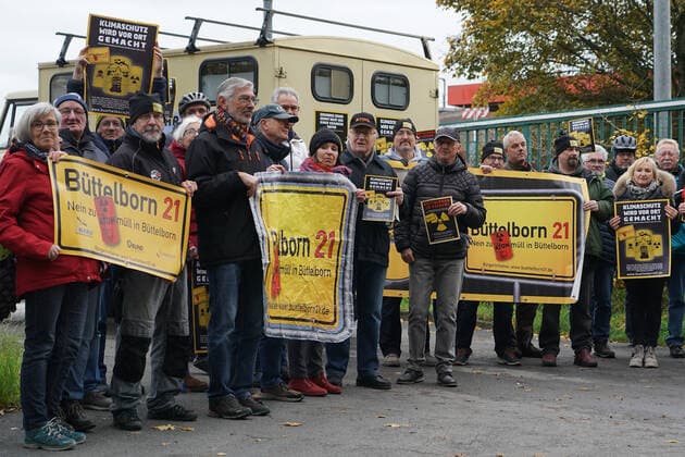 Büttelborner Bürger und die BI Büttelborn 21 protestieren gegen die Zuweisung von Atommüll - Büttelborn 22.11.2022: Protest an der Deponie gegen die Zuweisung von freigemessenen Abfällen aus dem AKW Biblis *** Büttelborn citizens and the BI Büttelborn 21 protest against the allocation of nuclear waste Büttelborn 22 11 2022 Protest at the landfill against the allocation of released waste from the nuclear power plant Biblis