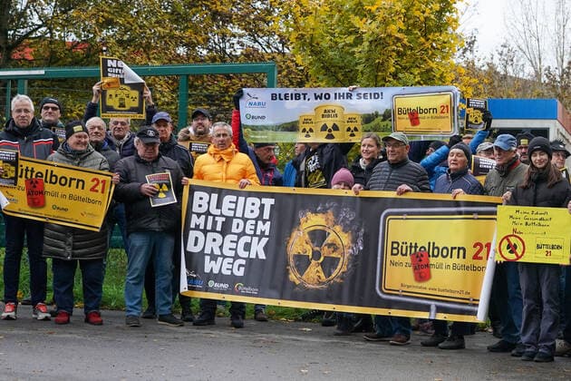 News Bilder des Tages Büttelborner Bürger und die BI Büttelborn 21 protestieren gegen die Zuweisung von Atommüll - Büttelborn 22.11.2022: Protest an der Deponie gegen die Zuweisung von freigemessenen Abfällen aus dem AKW Biblis *** Büttelborn citizens and the BI Büttelborn 21 protest against the allocation of nuclear waste Büttelborn 22 11 2022 Protest at the landfill against the allocation of released waste from the nuclear power plant Biblis