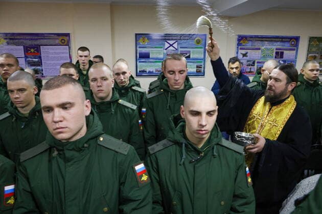 Bilder des Jahres, News 11 November News Themen der Woche KW47 News Bilder des Tages RUSSIA, SIMFEROPOL - NOVEMBER 22, 2022: Archpriest Dimitry Krotkov (R) blesses conscripts at a draft office. The autumn military call-up began in Russia a month later than usual due to a partial mobilisation. The campaign will last from November 1 to December 31, 120 thousand people will be drafted; they will not be sent to the special military operation zone. Sergei Malgavko TASS  56026772