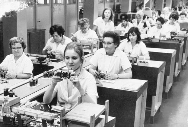 DDR, Sachsen, historisch, Wirtschaft, Volkswirtschaft, Betriebe (VEB Volkseigene Betriebe): Dresden, Kamerawerke VEB Pentacon, Frauen Mitarbeiterinnen am Montageband Montage von Kamera Fotoapparat. Copyright: xSZ WernerxMohnx 0000010104603838 ! ACHTUNG Aufnahmedatum laut Beschriftung