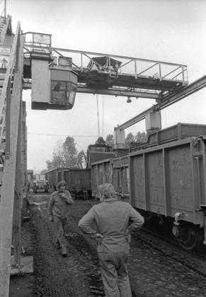 DDR, Sachsen, historisch, Wirtschaft, Volkswirtschaft, Betriebe (VEB Volkseigene Betriebe): Dresdner Kohlehandel, Betriebsteil Pirna, Arbeitsalltag, Entladen Eisenbahnwaggons, Arbeiter namentlich nicht benannt. August 1987. Veröffentlichung in Sächsische Zeitung am 21.08.1987: Der nächste Winter kommt sicher. Einer der fünf Betriebsteile des Dresdner Kohlehandels ist der in Pirna. Hier kommt an jedem Tag ein Güterzug des Braunkohlenkombinats Schwarze Pumpe an, aus dem bis zu 600 Tonnen Briketts und 200 Tonnen Klarkohle entladen werden müssen. Insgesamt sind es 1.100 Tonnen, die von den über 100 Kohlearbeitern mit Groß- und Kleinfahrzeugen, vom Skoda, W 5O, Robur bis zum Multicar verteilt werden. Allein 25.000 Haushalte im Raum Pirna Copyright: xSZ GunterxHübnerx 0000010121133602 ! ACHTUNG Aufnahmedatum laut Beschriftung