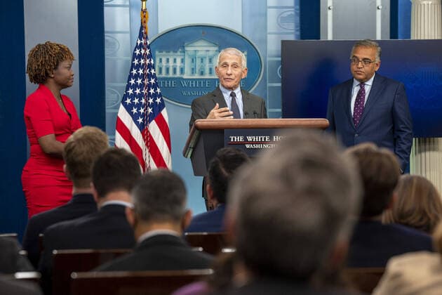 News Themen der Woche KW47 News Bilder des Tages Dr. Antony Fauci, Chief Medical Advisor to the President of United States, and Dr. Ashish Jha, MD, MPH, coordinator, White House COVID-19 Response, speak at the daily briefing at the White House in Washington, DC on Tuesday, November 22, 2022.  WAP20221122512 KenxCedeno