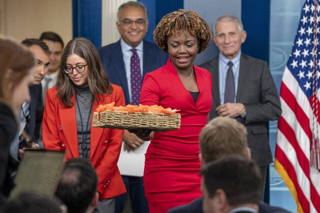 News Bilder des Tages White House Press Secretary Karine Jean-Pierre hands out cookies to the press prior to the daily briefing at the White House in Washington, DC on Tuesday, November 22, 2022.  WAP20221122525 KenxCedeno