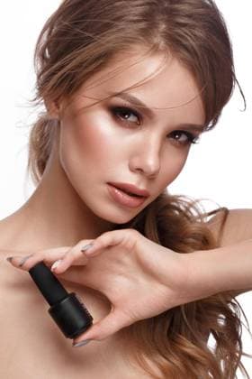  Hübsches Mädchen mit einfacher Frisur, klassischem Make-up, nackten Lippen und Maniküre-Design mit Glas Nagellack in ihren Händen. Schönheit Gesicht. Kunst Nägel. Studio Porträt *** Pretty Girls with simpler Hairstyle, classic Make up, naked Lips and Manicure Design with Glass Nail polish in their Hands Beauty Face Art Nails Studio Portrait Copyright: imageBROKER/NikitaxKobrin ibxnko08828510.jpg ,model released, Symbolfoto ,property released