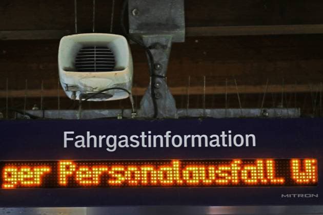 Hinweise für Fahrgäste mit der Bahn Systeme zur Fahrgastinformation zeigen einen Hinweis auf Personalausfall Essen Nordrhein-Westfalen Deutschland *** Notes for passengers with the railroad systems for passenger information show an indication of staff failure Essen North Rhine Westphalia Germany