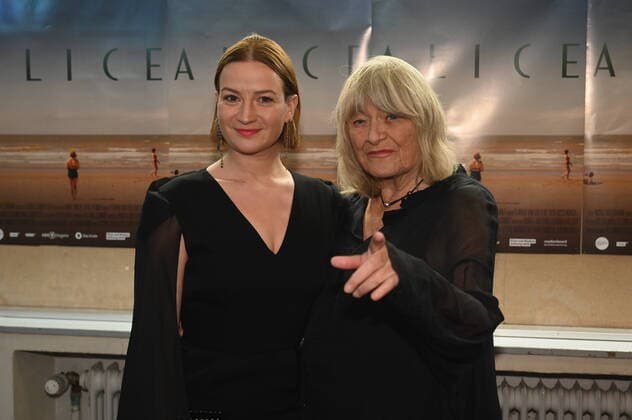Bilder des Jahres 2022, Entertainment 11 November Entertainment Themen der Woche KW47 Entertainment Bilder des Tages Schauspielerin Nina Gummich ( spielt Alice Schwarzer ) und Journalistin Alice Schwarzer , l-r, posieren bei der NRW Premiere des Films Alice der anlässlich des 80. Geburtstag von Alice Schwarzer, der Frontfigur der deutschen Frauenbewegung, entstanden ist. *** Actress Nina Gummich plays Alice Schwarzer and journalist Alice Schwarzer , l r, pose at the NRW premiere of the film Alice which was made on the occasion of the 80th birthday of Alice Schwarzer, the front figure of the German womens movement