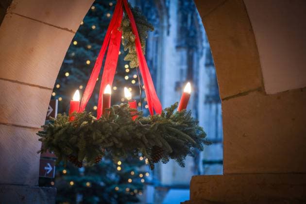 Weihnachtsmärkte trotz Energiekrise DEU, Deutschland, Nordrhein-Westfalen, Münster, 22.11.2022: In der Adventszeit finden sechs Weihnachtsmärkte mit rd. 300 Ständen statt. Münster reagiert mit Sparmaßnahmen auf die Energiekrise. Beleuchtung am Prinzipalmarkt wird reduziert (16-22 Uhr). Nach 16 Uhr sind am Prinzipalmarkt die Adventskränze unter den Bögen eingeschaltet *** Christmas markets despite energy crisis DEU, Germany, North Rhine-Westphalia, Münster, 22 11 2022 Six Christmas markets with around 300 stalls take place during the Advent season Münster responds to the energy crisis with cost-cutting measures Lighting at Prinzipalmarkt is reduced 16 22 hrs After 16 hrs, the Advent wreaths under the arches are switched on at Prinzip