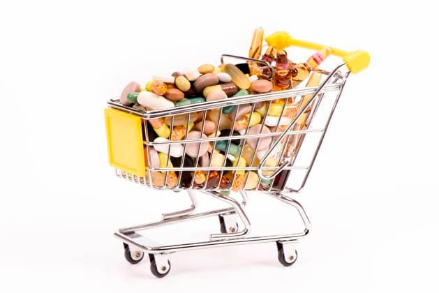 Einkaufswagen mit Medikamenten Einkaufswagen mit Medikamenten, Pillen und Arzneimittel als Symbol für anonymes shopping im Internet Copyright: xZoonar.com Wolfilserx 7149298