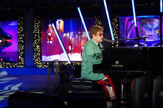 Bilder des Jahres 2022, Entertainment 11 November Entertainment Themen der Woche KW47 November 22, 2022, New York, NY, USA: ELTON JOHN performs at Saks Fifth Avenue Holiday window unveiling and light show, .Saks Fifth Avenue, NYC.November 22, 2022, . New York USA - ZUMAms4_ 20221122_zaf_ms4_014 Copyright: xSoniaxMoskowitzxGordonx
