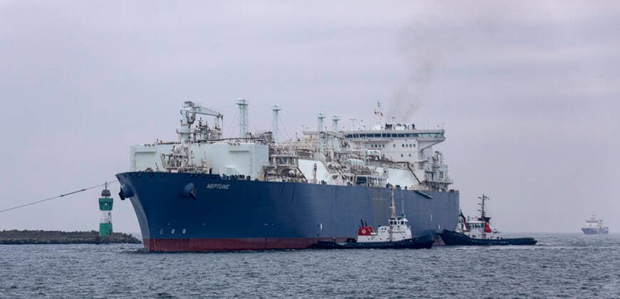 Bilder des Jahres, News 11 November News Themen der Woche KW47 LNG-Spezialschiff Neptune- Ankunft in Deutschland Das LNG-Schiff Neptune faehrt in den Hafen Mukran auf der Insel Ruegen. Das Spezialschiff legt einen Zwischenstopp auf der Fahrt zum Industriehafen Lubmin ein. Dort wird es im ersten und bisher einzigen privat finanzierten LNG-Terminal in Deutschland eingesetzt. Nach Angaben des Betreibers Deutsche ReGas kann das 283 Meter lange Schiff Flüssigerdgas zwischenspeichern, erwaermen und wieder in Gas umwandeln. MUkran Mecklenburg-Vorpommern Deutschland *** LNG special ship Neptune Arrives in Germany The LNG ship Neptune sails into the port of Mukran on the island of Ruegen The special ship makes a stopover on its way to the industrial port of Lubmin There it will be used in the first and so f