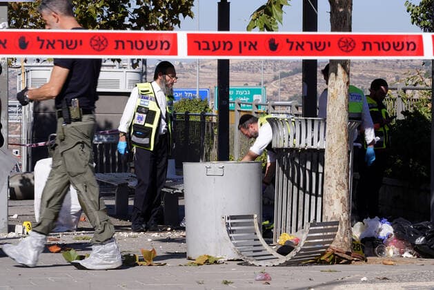 Bilder des Jahres, News 11 November News Themen der Woche KW47 Israeli security forces and forensic experts work at the scene of an explosion at a bus stop in Jerusalem on Wednesday on November 23, 2022. At least one person was killed and 16 other wounded in twso eparate explosions targeting bus stations in Jerusalem, Medical officials said.  JER2022112304 IbrahimxHamad