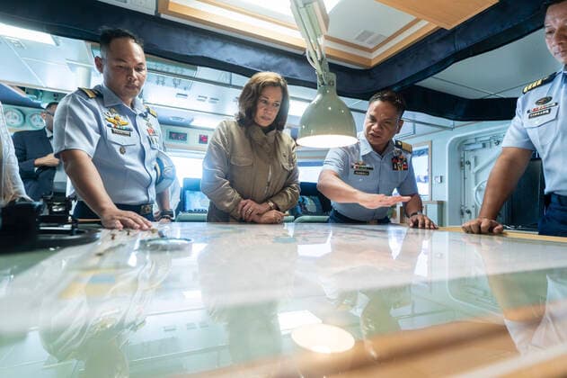 November 22, 2022, Puerto Princesa, Palawan, Philippines: U.S. Vice President Kamala Harris is briefed by officers aboard the Philippines Coast Guard Teresa Magbanua-class patrol flagship vessel Teresa Magbanua, November 22, 2022 in Puerto Princesa, Philippines. Puerto Princesa Philippines - ZUMAp138 20221122_zaa_p138_011 Copyright: xLawrencexJackson WhitexHousex