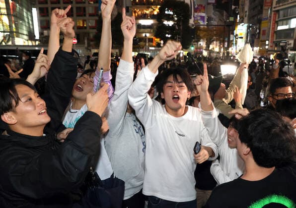 November 23, 2022, Tokyo, Japan - Japanese football fans celebrate Japan s victory at the FIFA World Cup in Qatar against Germany in Tokyo on Wednesday, November 23, 2022. Japan s national football team defeated Germany 2-1 at the FIFA World Cup preliminary round in Qatar.  , aflo_204578216.jpg,