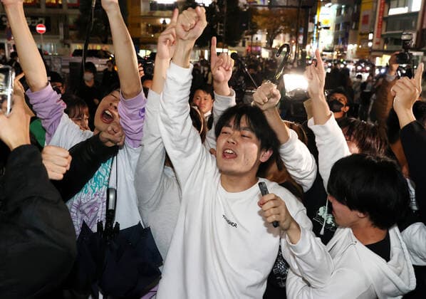 November 23, 2022, Tokyo, Japan - Japanese football fans celebrate Japan s victory at the FIFA World Cup in Qatar against Germany in Tokyo on Wednesday, November 23, 2022. Japan s national football team defeated Germany 2-1 at the FIFA World Cup preliminary round in Qatar.  , aflo_204578223.jpg,
