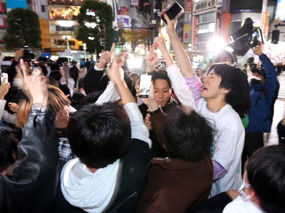 November 23, 2022, Tokyo, Japan - Japanese football fans celebrate Japan s victory at the FIFA World Cup in Qatar against Germany in Tokyo on Wednesday, November 23, 2022. Japan s national football team defeated Germany 2-1 at the FIFA World Cup preliminary round in Qatar.  , aflo_204578245.jpg,