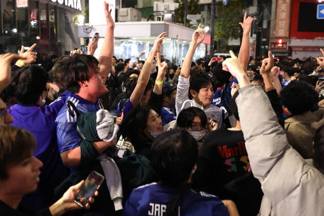 November 24, 2022, Tokyo, Japan - Japanese football fans celebrate Japan s victory at the FIFA World Cup in Qatar against Germany in Tokyo on Thursday, November 24, 2022. Japan s national football team defeated Germany 2-1 at the FIFA World Cup preliminary round in Qatar.  , aflo_204578252.jpg,