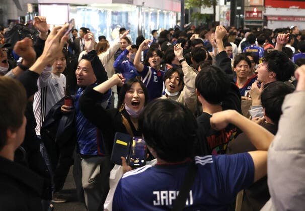 November 24, 2022, Tokyo, Japan - Japanese football fans celebrate Japan s victory at the FIFA World Cup in Qatar against Germany in Tokyo on Thursday, November 24, 2022. Japan s national football team defeated Germany 2-1 at the FIFA World Cup preliminary round in Qatar.  , aflo_204578260.jpg,