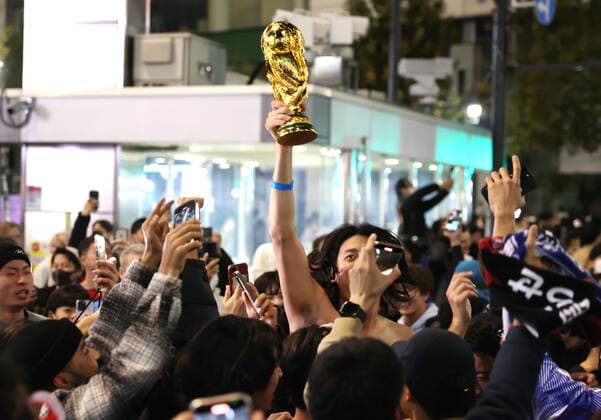 November 24, 2022, Tokyo, Japan - Japanese football fans celebrate Japan s victory at the FIFA World Cup in Qatar against Germany in Tokyo on Thursday, November 24, 2022. Japan s national football team defeated Germany 2-1 at the FIFA World Cup preliminary round in Qatar.  , aflo_204578271.jpg,